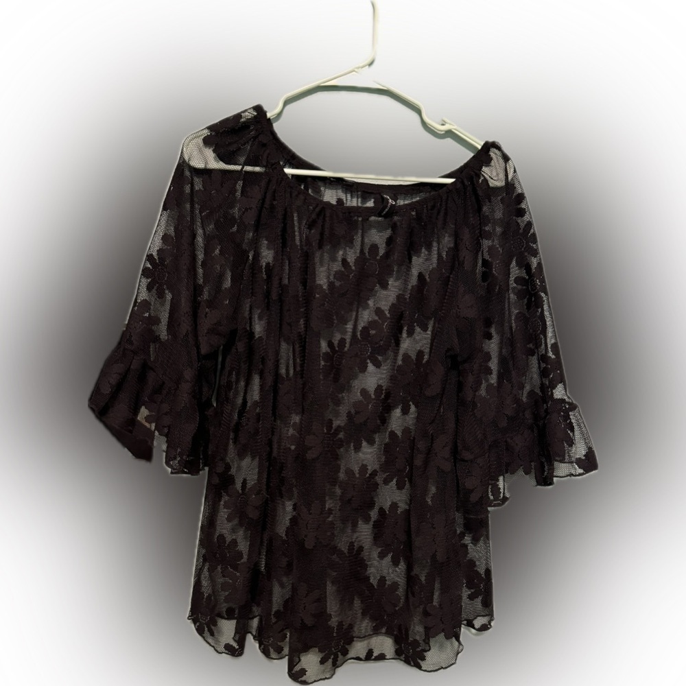 Super cute top for over a tank! Can be dress up or down! Cute flower design!